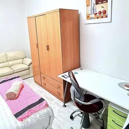 Privadas En Piso Frente A Playa Ondarreta, Bano Compartido * Saint-Sébastien