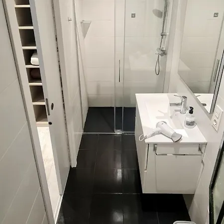 Privadas En Piso Frente A Playa Ondarreta, Bano Compartido Homestay San Sebastian