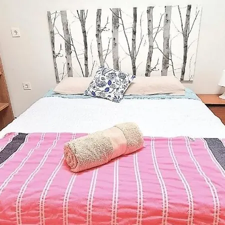 Privadas En Piso Frente A Playa Ondarreta, Baño Compartido *