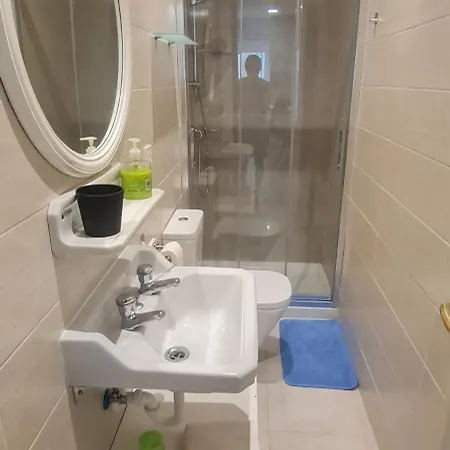 Privadas En Piso Frente A Playa Ondarreta, Bano Compartido Pansiyon *