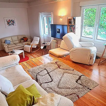 Privadas En Piso Frente A Playa Ondarreta, Bano Compartido * San Sebastian